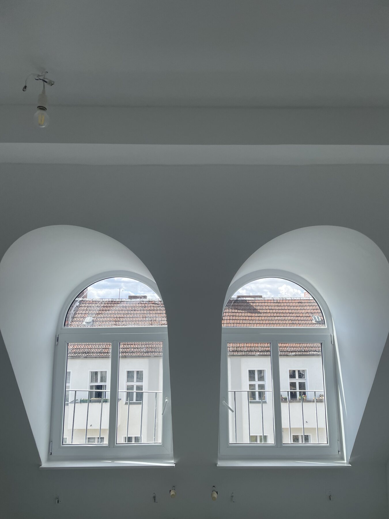 Altbauwohnung nach der Renovierung mit Rundbogenfenstern
