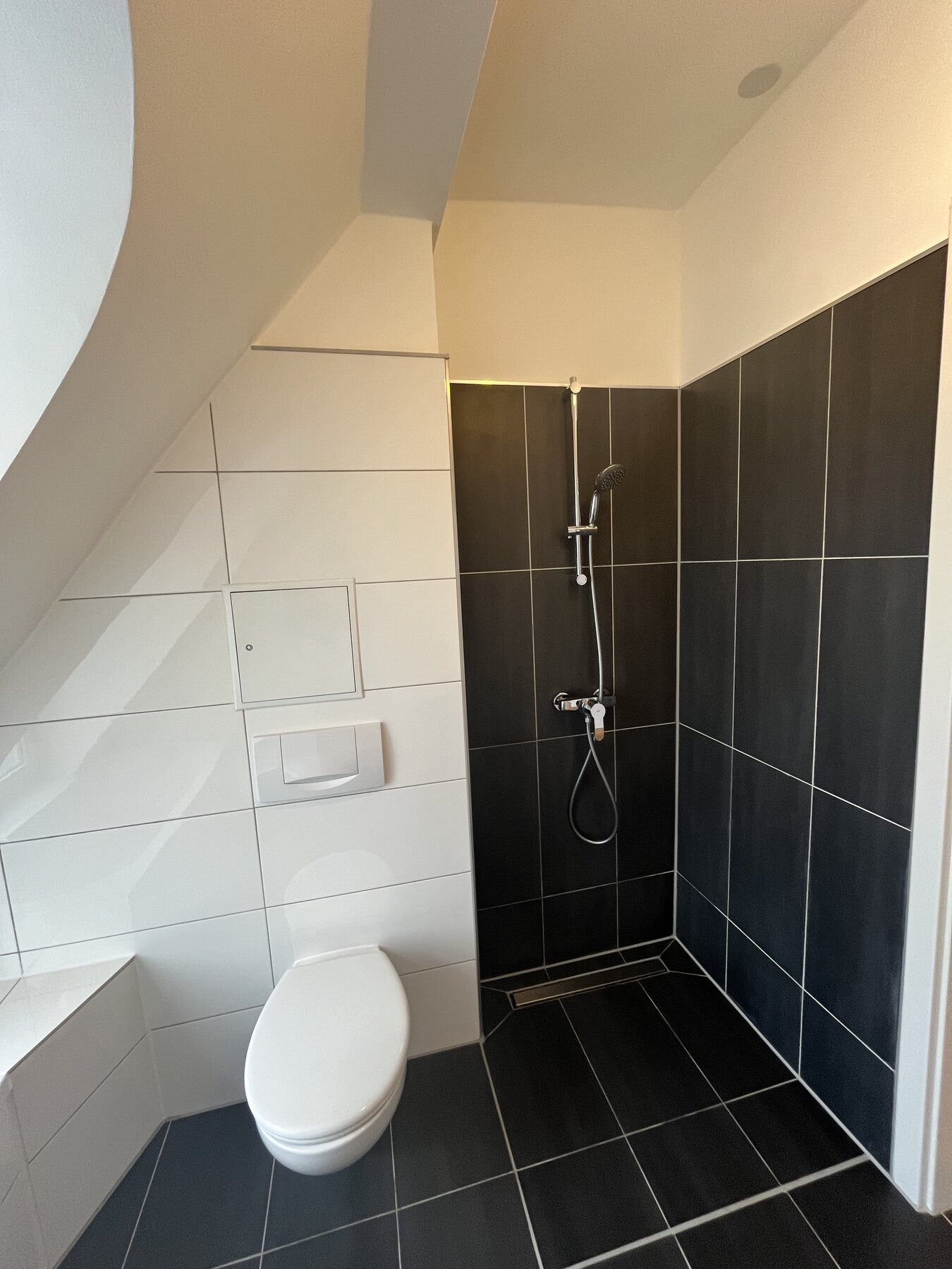 Modern saniertes Badezimmer unter einer Dachschräge