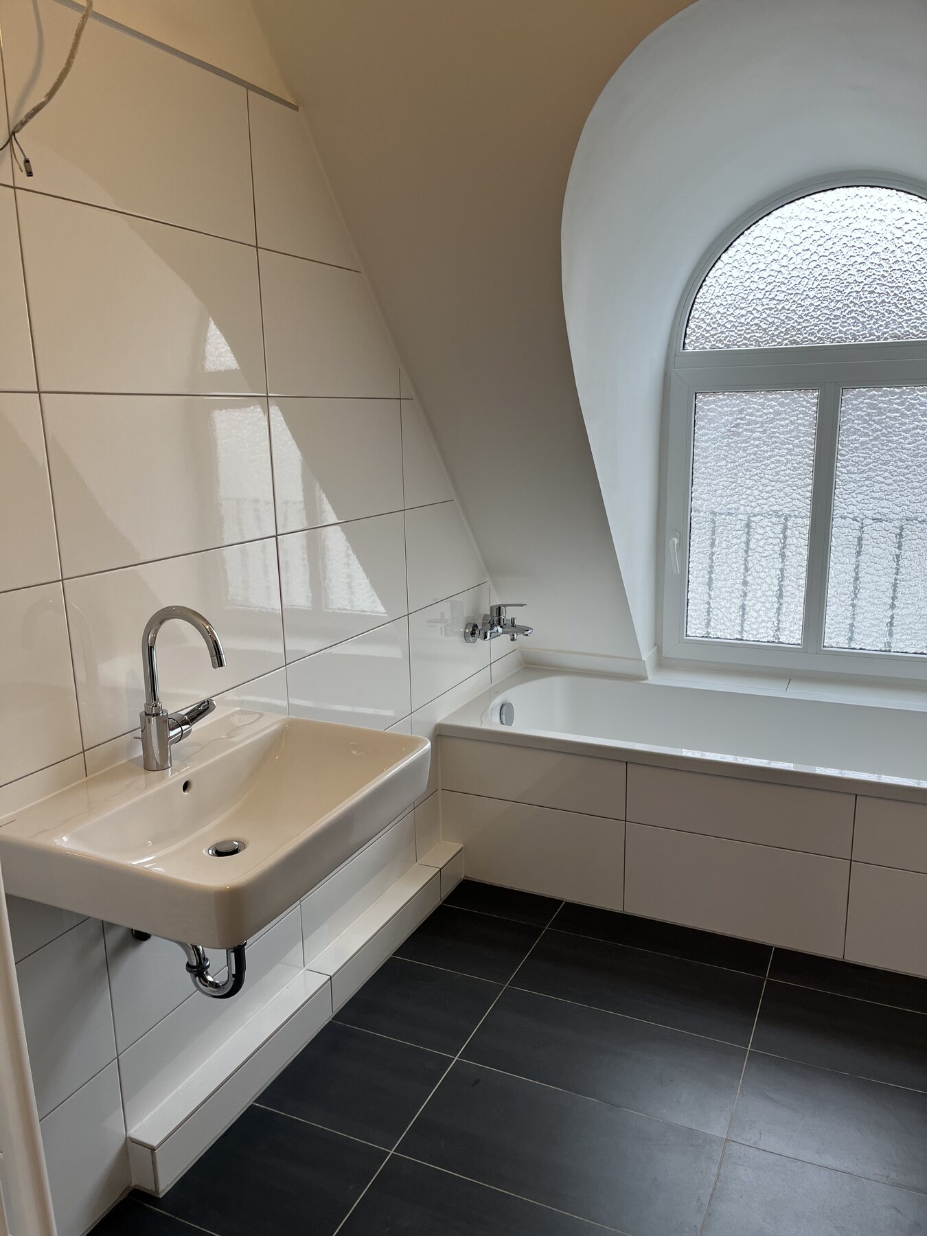 Badewanne und Waschtisch im Dachbad