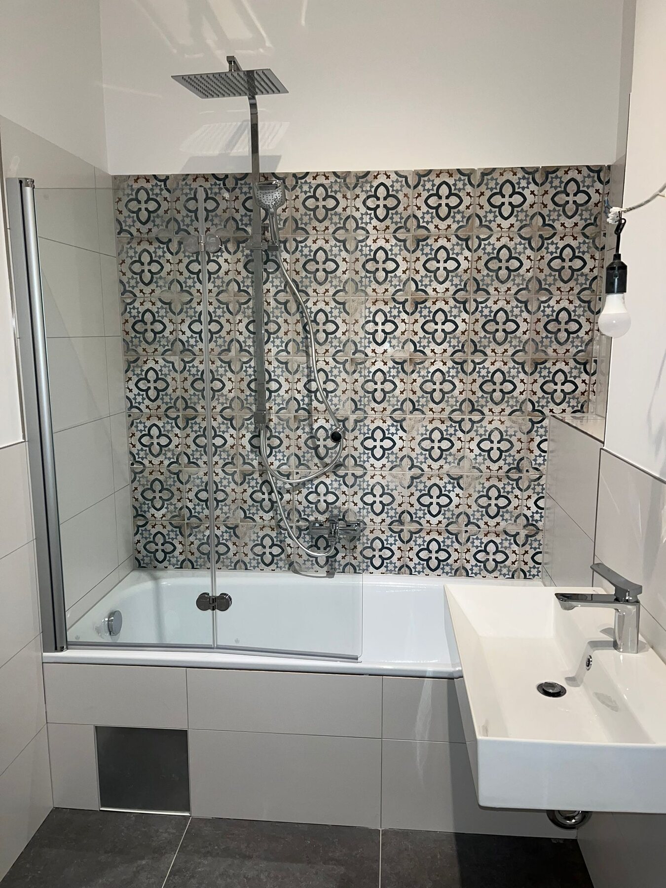 Badewanne mit geometrischen Musterfliesen